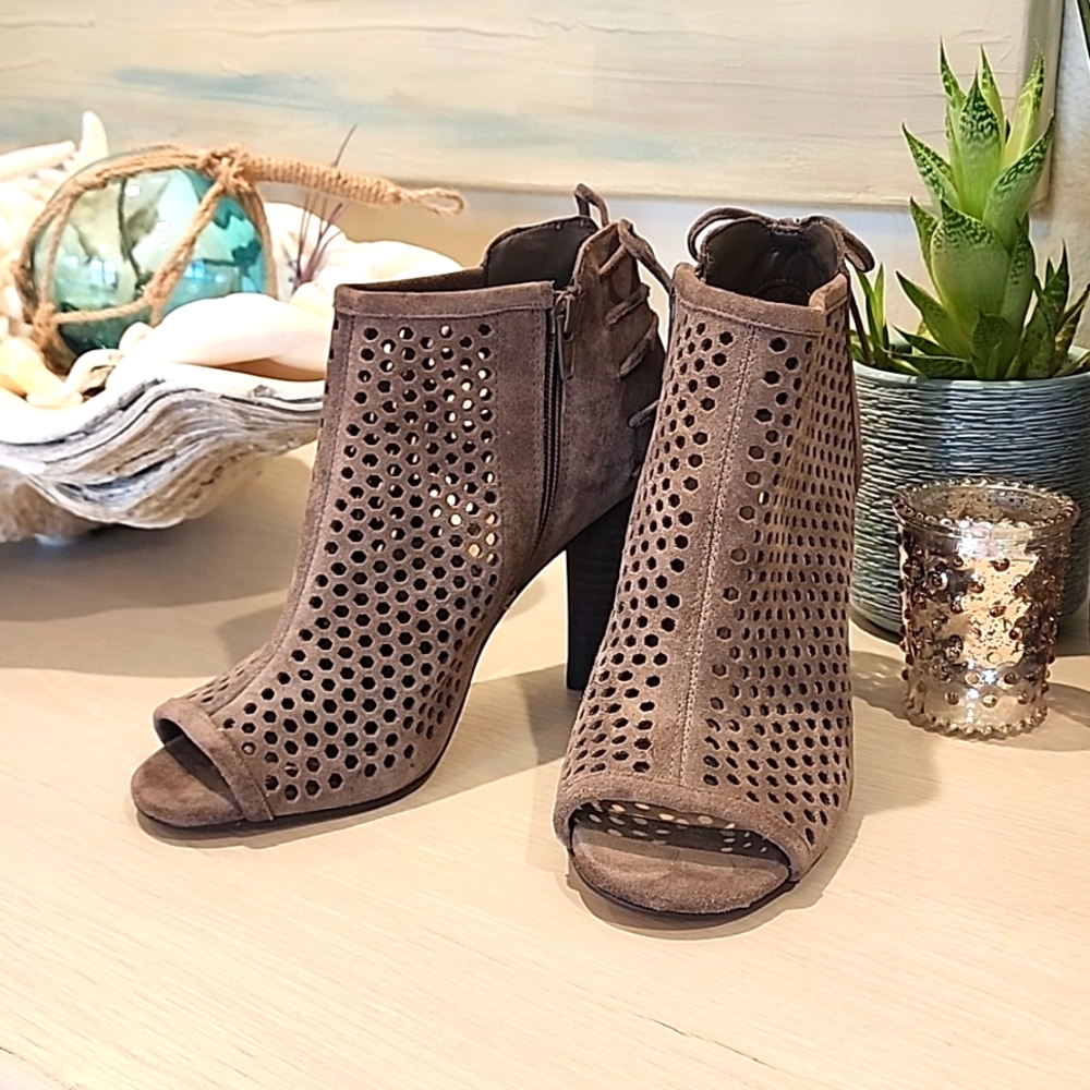 NWOT GIANNI BINI suede open toe booties Size 7.5